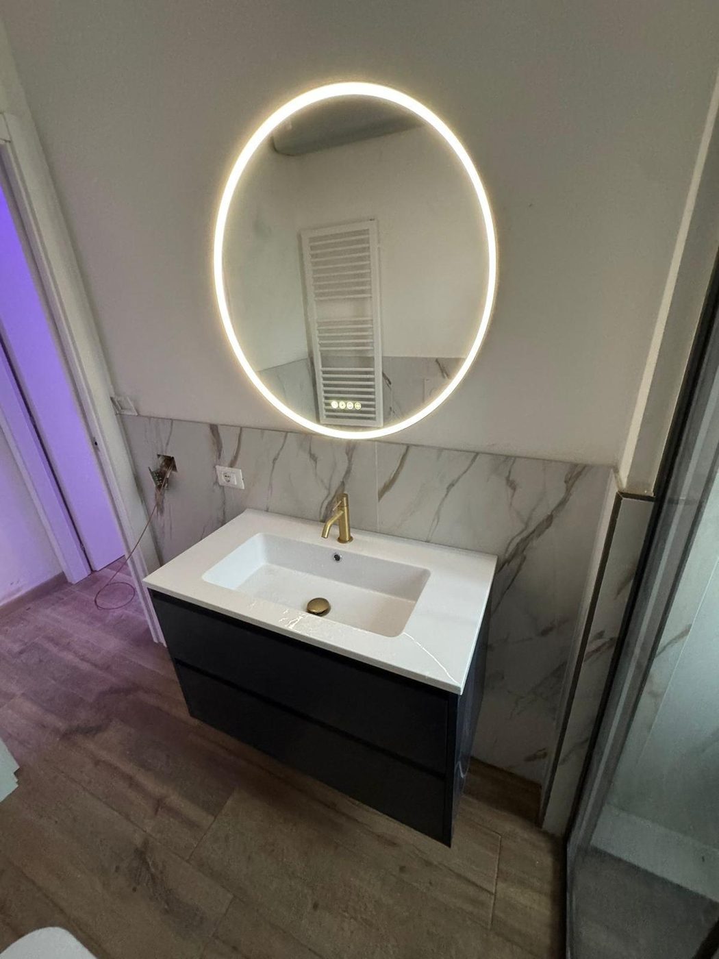 Bagno effetto marmo con specchio LED e mobile sospeso