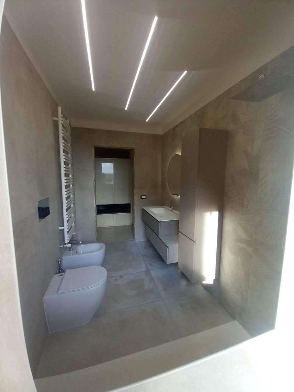 Corridoio effetto marmo con luci integrate