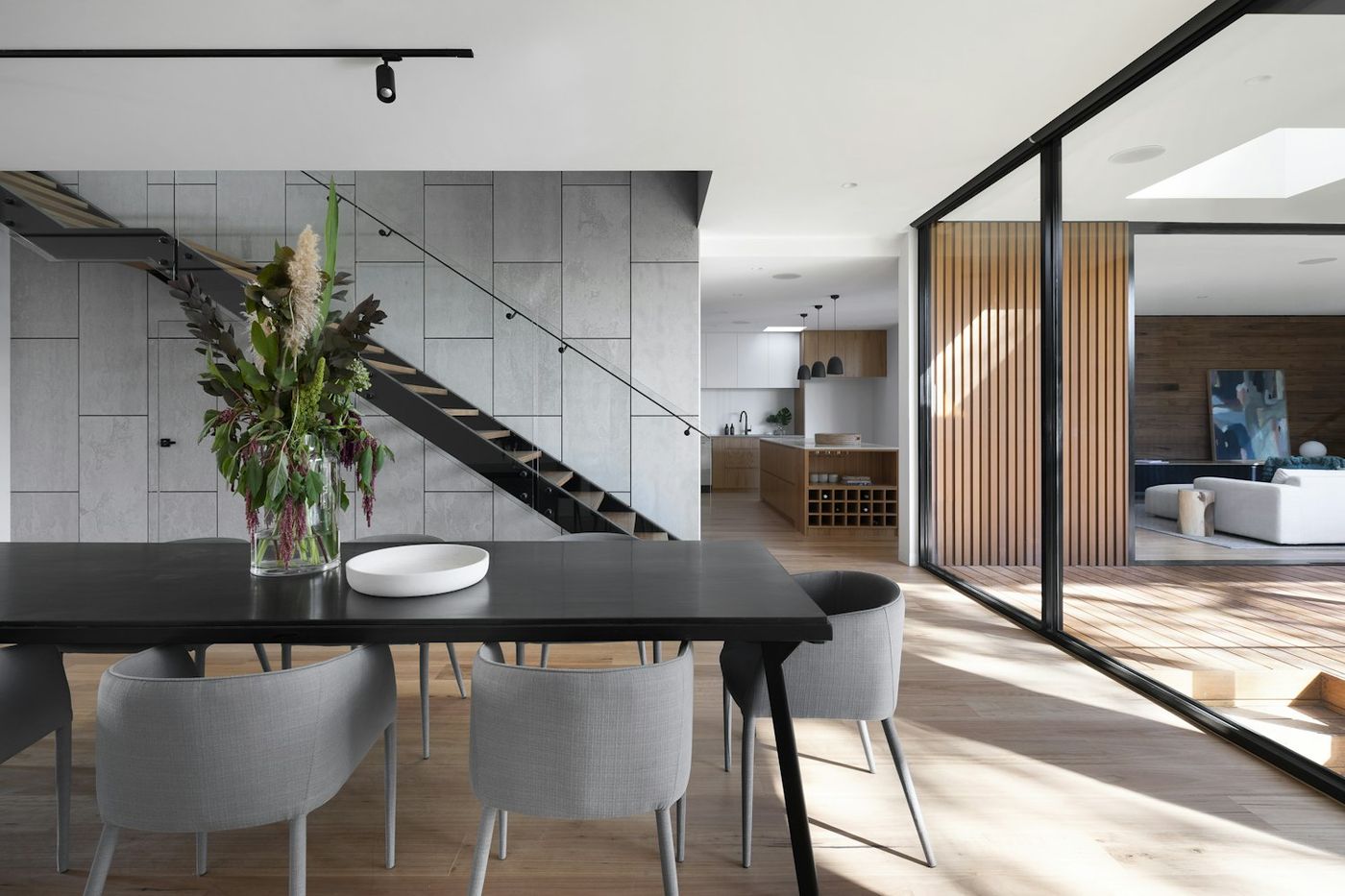 Open space moderno con cucina e zona pranzo